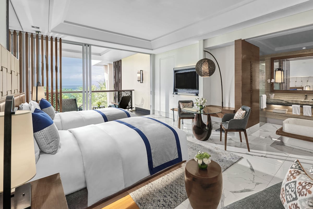 Ylelliset vuodevaatteet, untuvapeitot, minibaari, tallelokero huoneessa