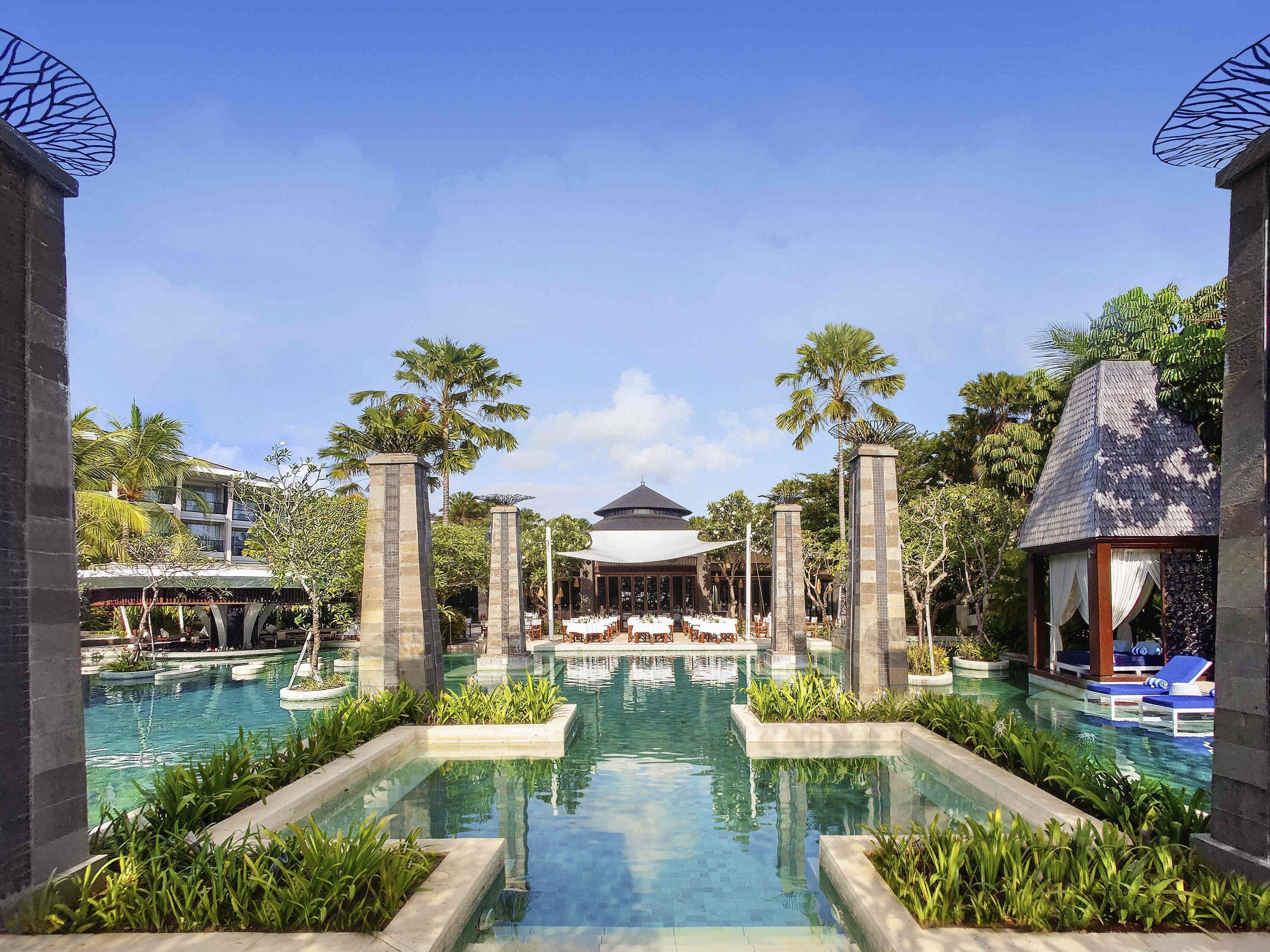 4 outdoor pools, pool umbrellas, pool loungers