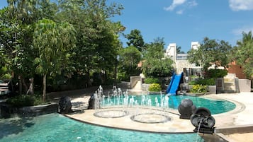 4 outdoor pools, pool umbrellas, sun loungers