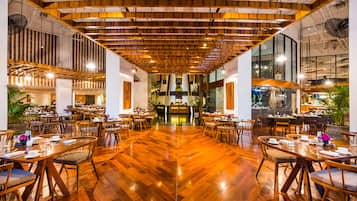 3 restaurantes; se sirven desayunos, almuerzos, cenas y cocina asiática