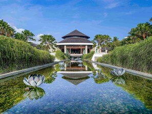 3 bars/lounges, swim-up bar, poolside bar, beach bar - Sofitel Bali Nusa Dua Beach Resort (Nusa Dua)