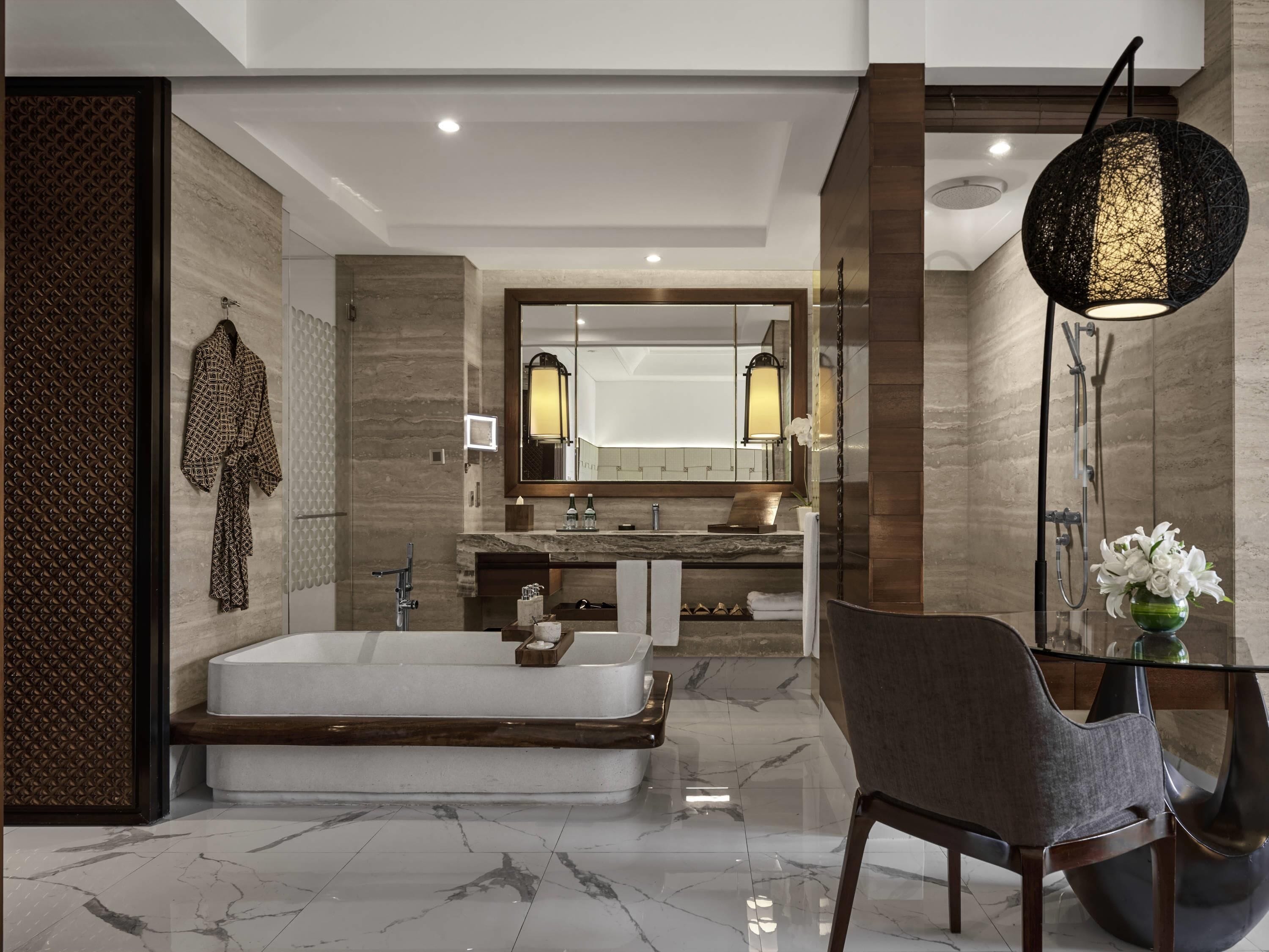 Roupas de cama premium, edredons de pluma, frigobar, cofres nos quartos