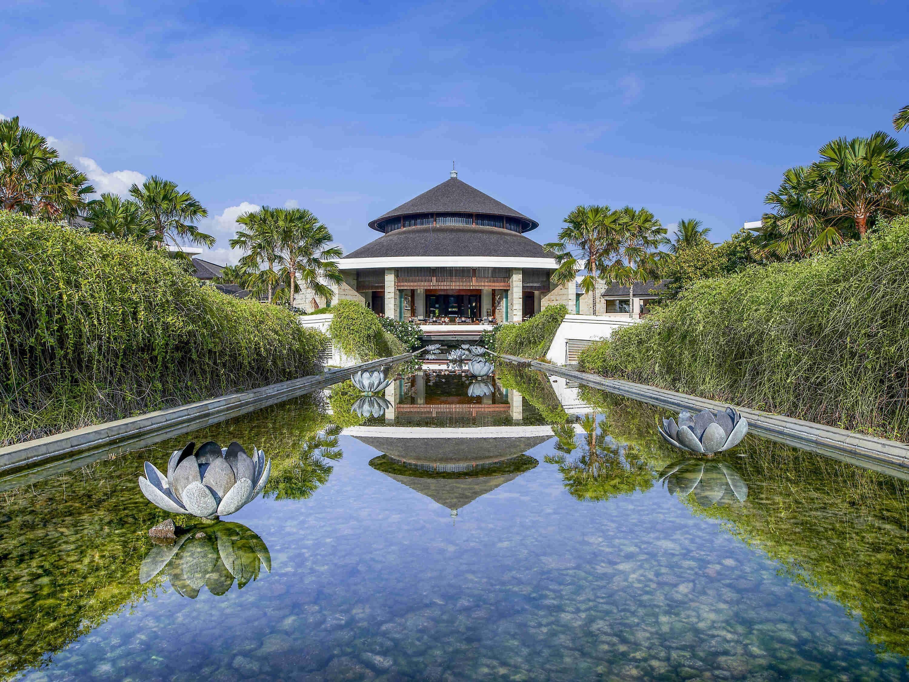 3 bar/lounge, bar kolam renang, bar tepi kolam renang, dan bar pantai