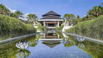 3 bar/lounge, bar kolam renang, bar tepi kolam renang, dan bar pantai