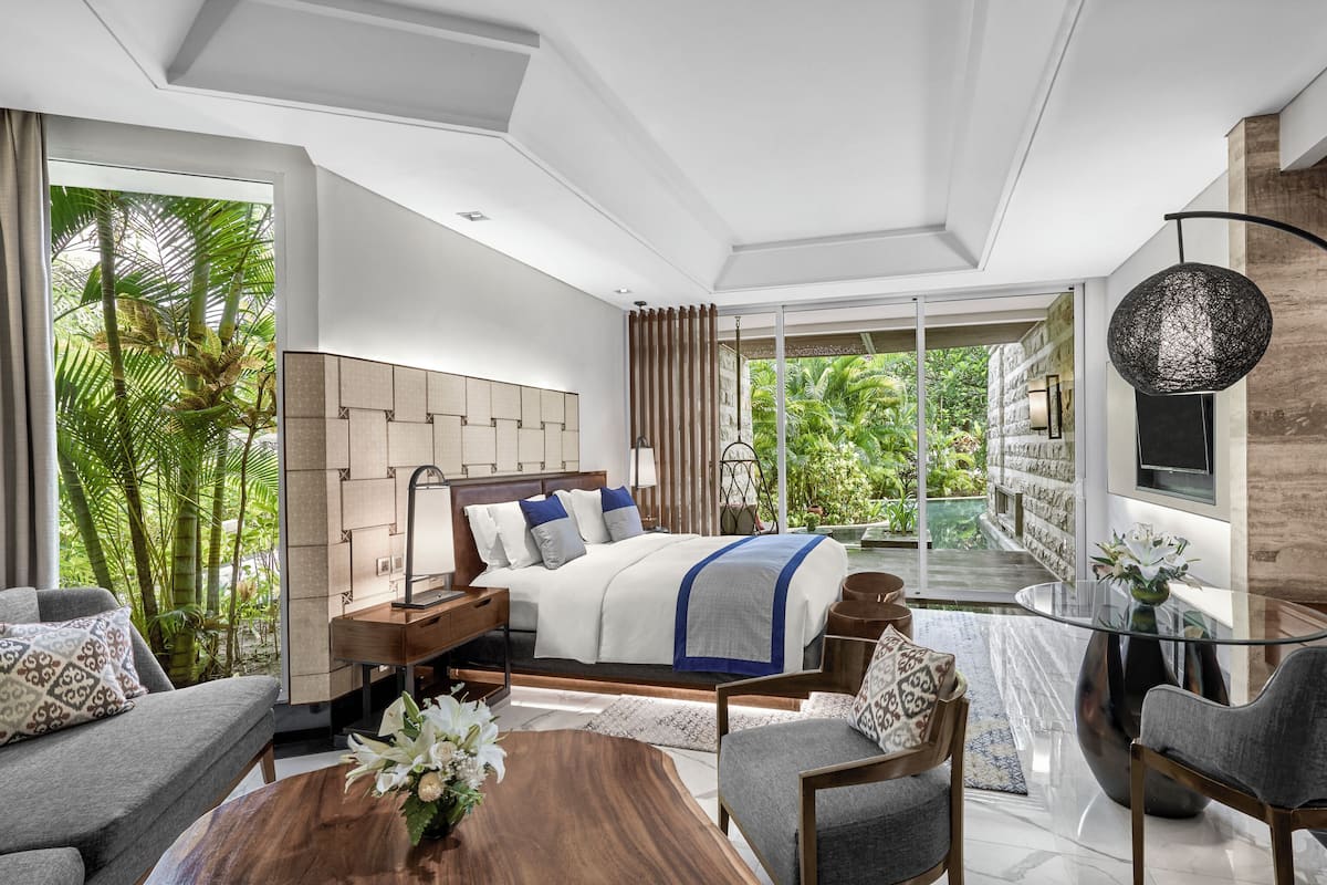 Premium bedding, down duvets, minibar, in-room safe