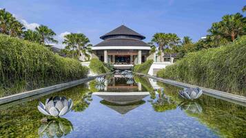 3 bars/lounges, swim-up bar, poolside bar, beach bar