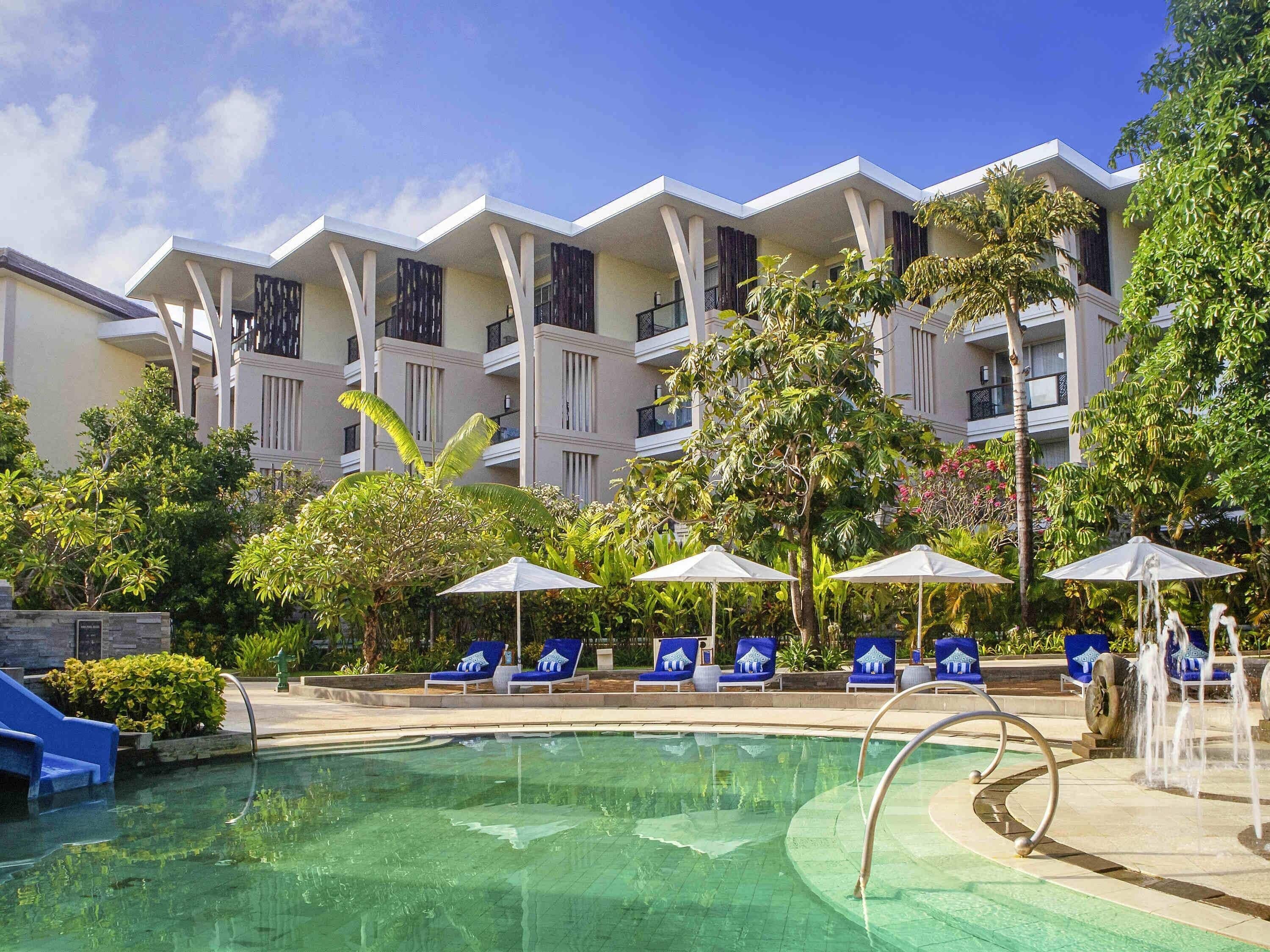 4 outdoor pools, pool umbrellas, pool loungers