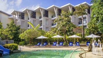 4 outdoor pools, pool umbrellas, pool loungers