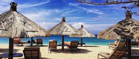 Am Strand, Cabañas (kostenlos), Liegestühle, Sonnenschirme