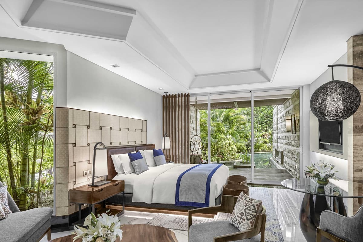 Premium bedding, down duvets, minibar, in-room safe