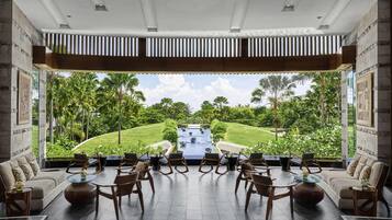 3 restaurants; breakfast, lunch, dinner, and brunch served