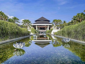 3 bars/lounges, swim-up bar, poolside bar, beach bar