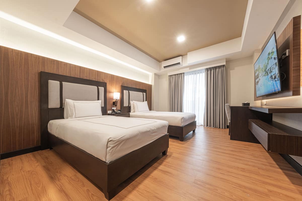 Kamar Twin Klasik, 2 Tempat Tidur Twin | Minibar, brankas, meja kerja, dan ruang kerja ramah laptop