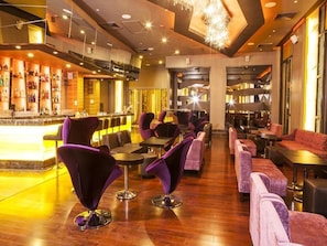 2 bars/lounges, cocktail bar
