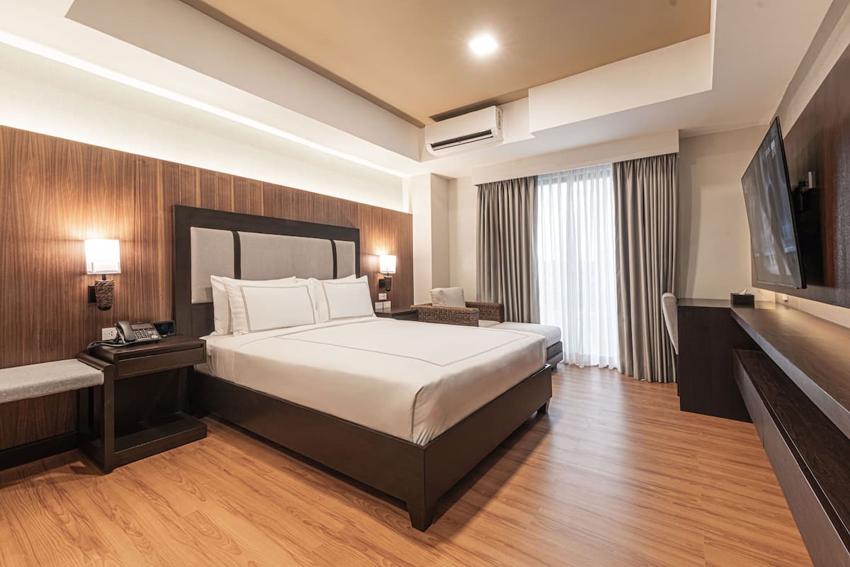 Kamar Double Klasik, 1 Tempat Tidur Queen | Minibar, brankas, meja kerja, dan ruang kerja ramah laptop