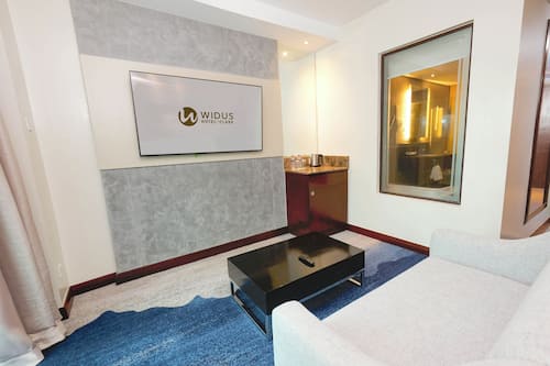 Executive-Suite, 1 King-Bett | Wohnbereich | LCD-Fernseher