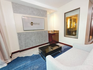 Executive Suite King | Living area | LCD TV