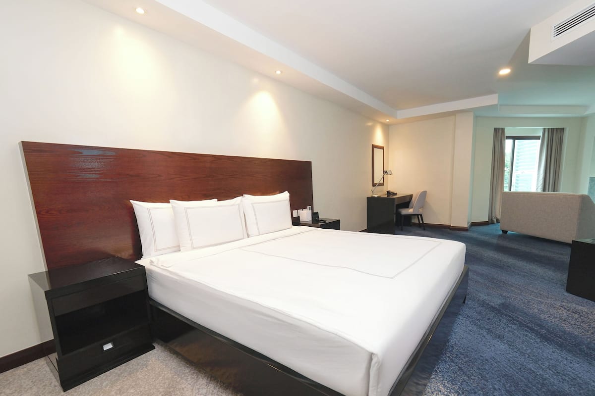 Suite Eksekutif, 1 Tempat Tidur King | Minibar, brankas, meja kerja, dan ruang kerja ramah laptop