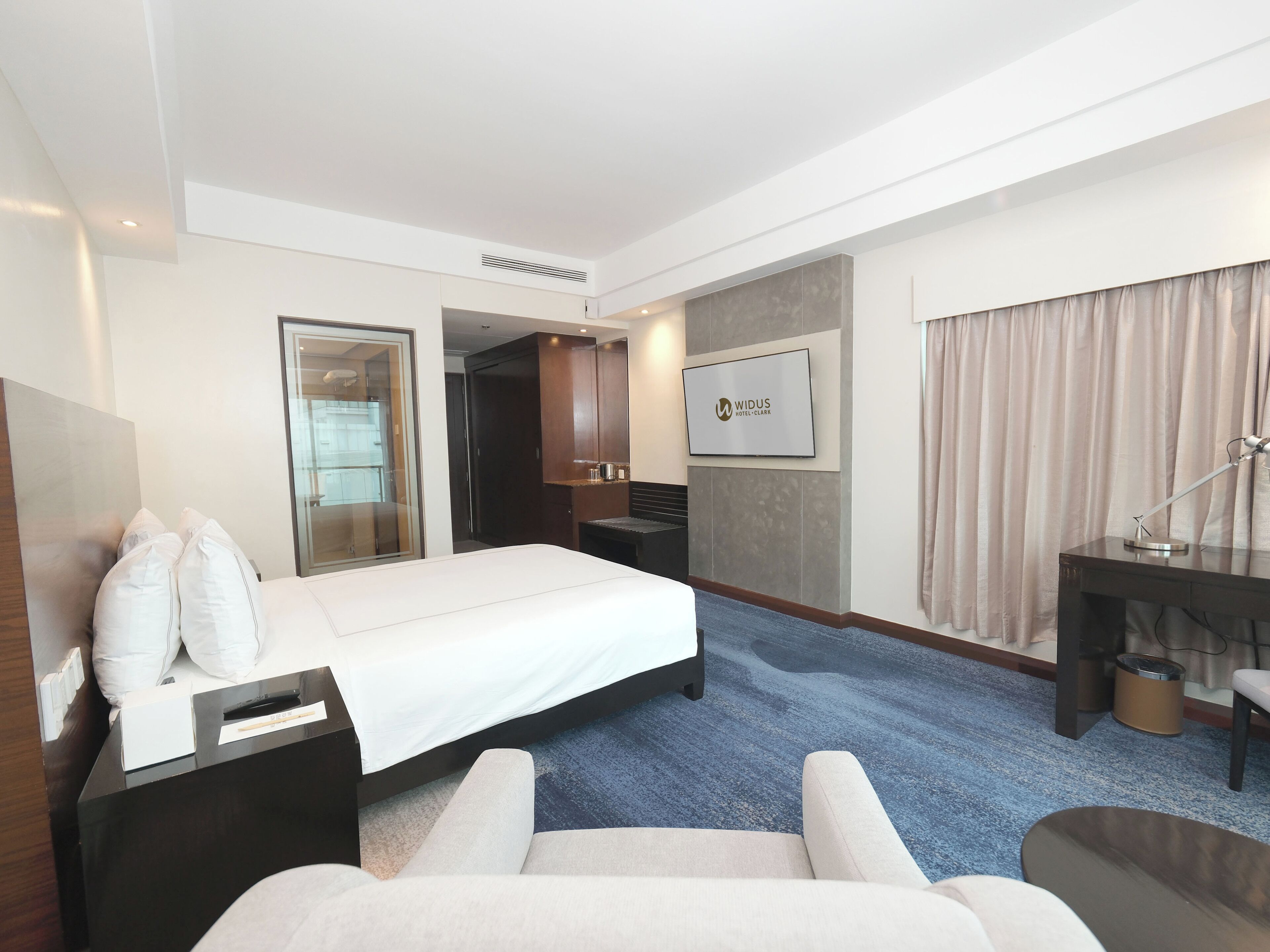 Executive Room Queen - Tower 2 | Minibar, in-room safe, desk, laptop workspace