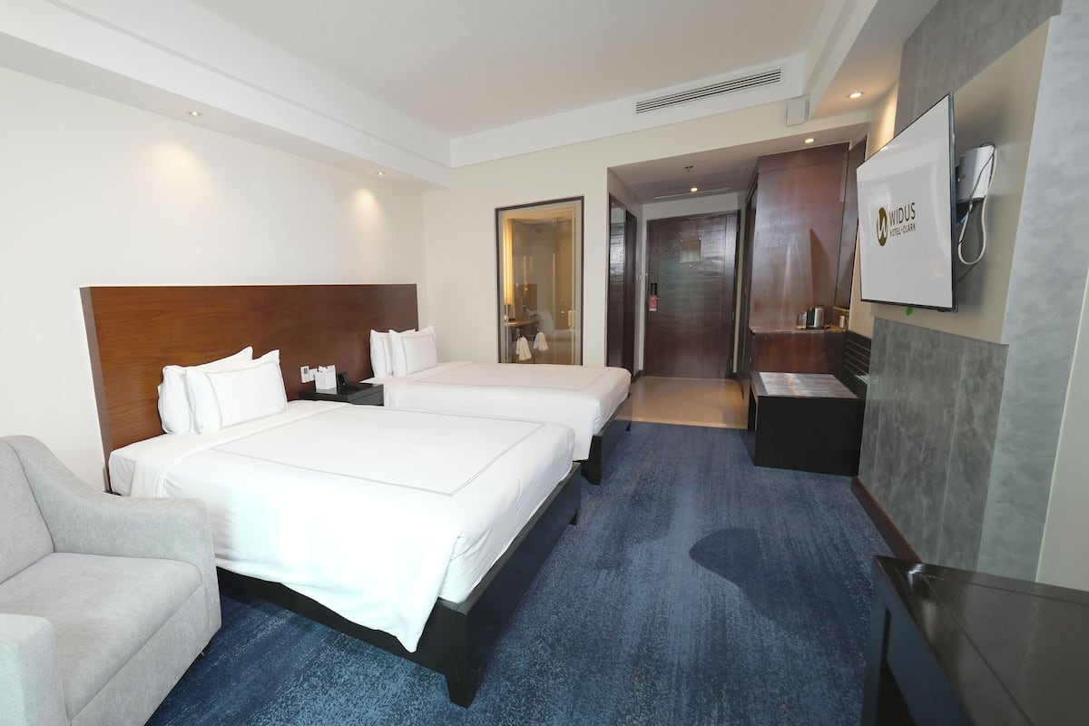 Kamar Eksekutif, 2 Tempat Tidur Double | Minibar, brankas, meja kerja, dan ruang kerja ramah laptop