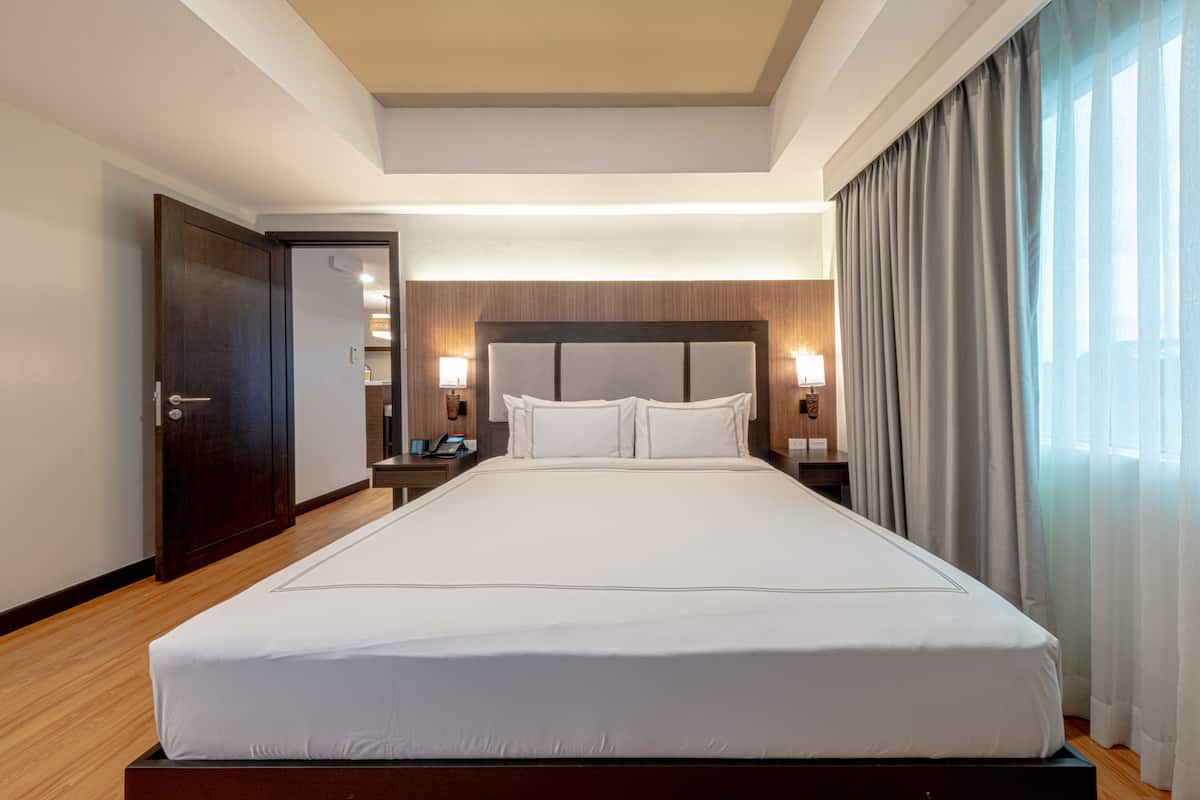 Minibar, brankas, meja kerja, dan ruang kerja ramah laptop