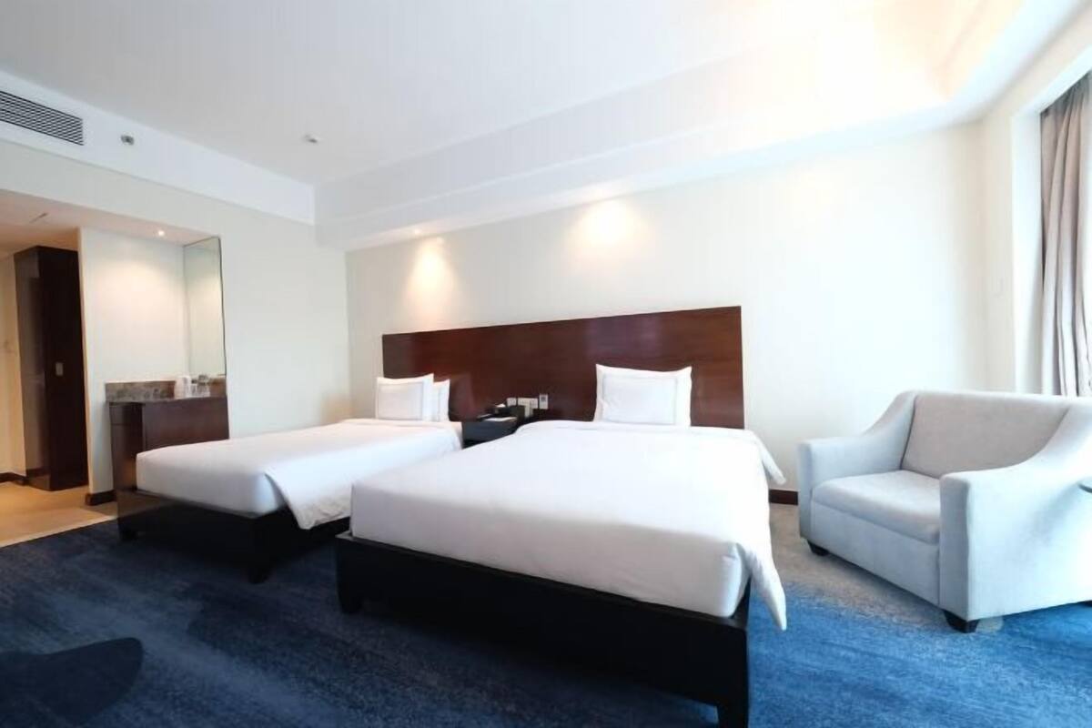 Minibar, brankas, meja kerja, dan ruang kerja ramah laptop