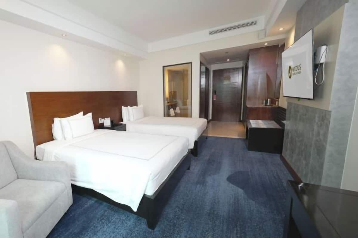 Minibar, brankas, meja kerja, dan ruang kerja ramah laptop