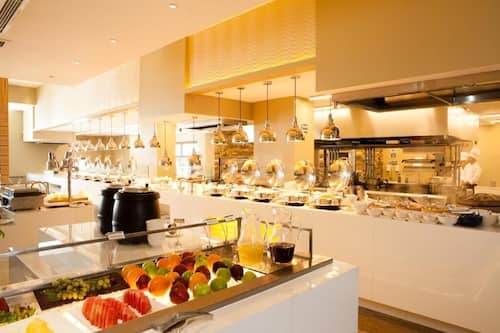 Petit déjeuner buffet servi tous les jours en supplément