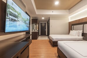 Minibar, coffres-forts dans les chambres, bureau