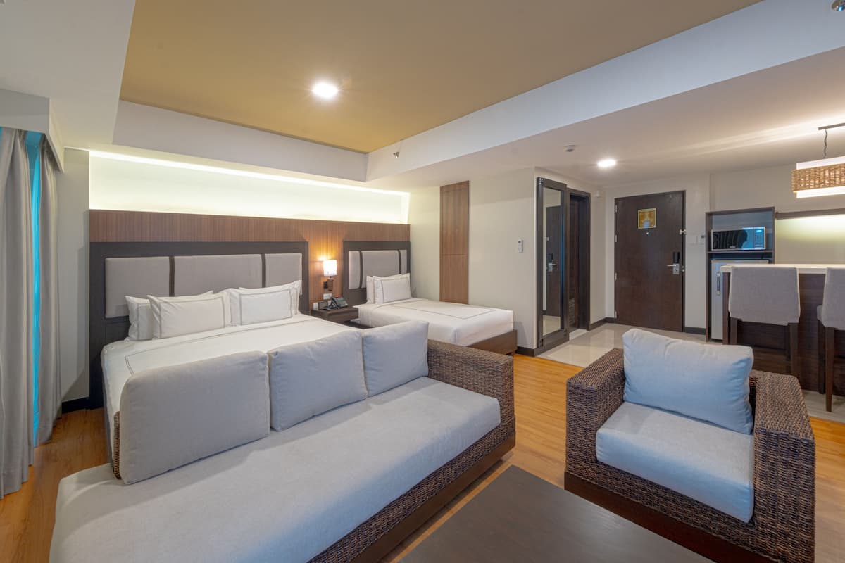 Suite Keluarga (Premier) | Minibar, brankas, meja kerja, dan ruang kerja ramah laptop