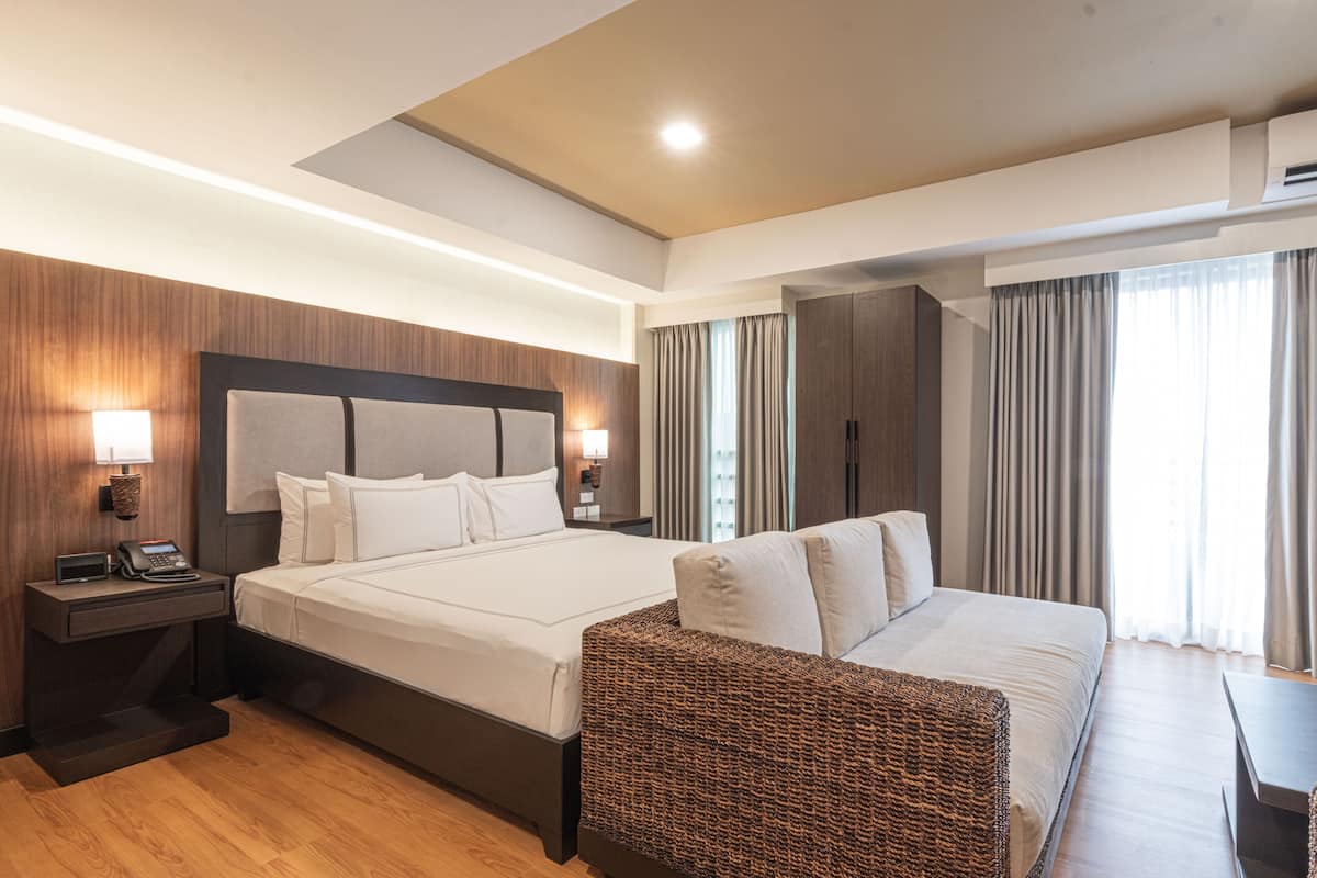 Suite Premier | Minibar, brankas, meja kerja, dan ruang kerja ramah laptop