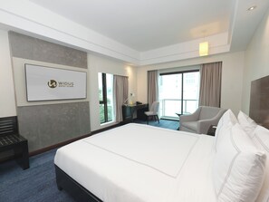 Executive Room Queen | Minibar, in-room safe, desk, laptop workspace - Widus Hotel Clark (Mabalacat City)