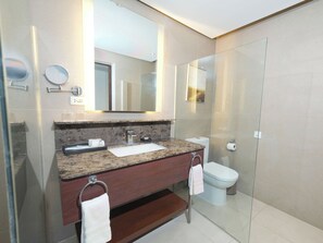 Executive Suite King | Bathroom | Free toiletries, hair dryer, bathrobes, slippers - Widus Hotel Clark (Mabalacat City)