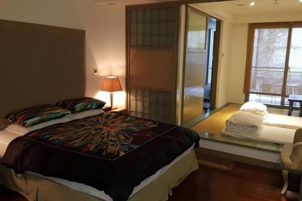 Minibar, blackout drapes, free WiFi, bed sheets