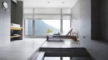 Spring water tub, free toiletries, hair dryer, slippers