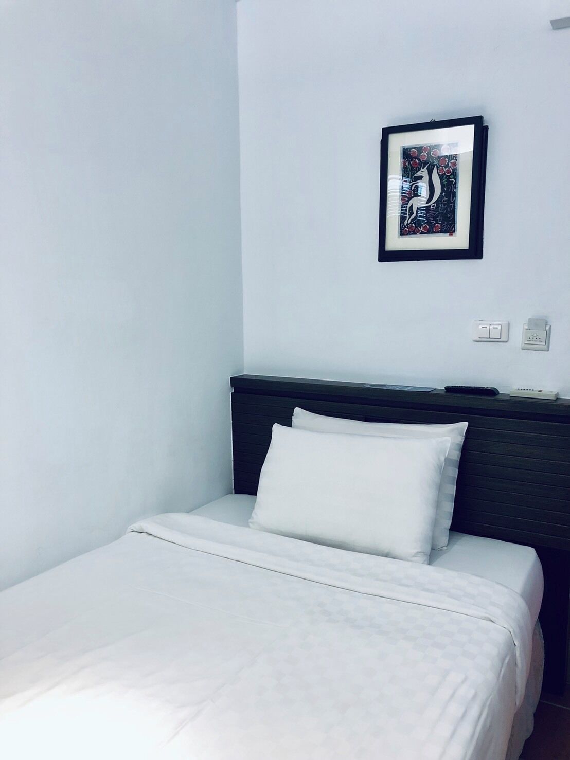 single room | premium bedding, desk, free wifi, bed sheets