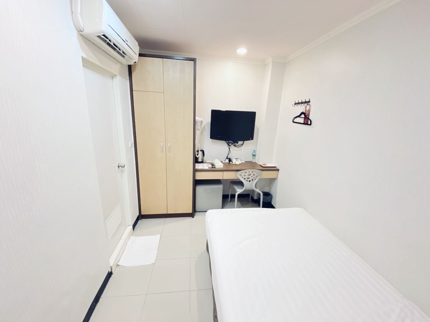 single room, no windows (room only) | premium bedding, desk, free wifi, bed sheets