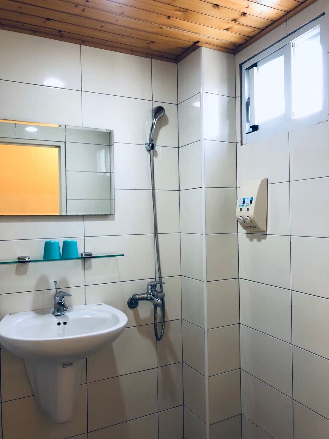 single room | bathroom | free toiletries, slippers, towels