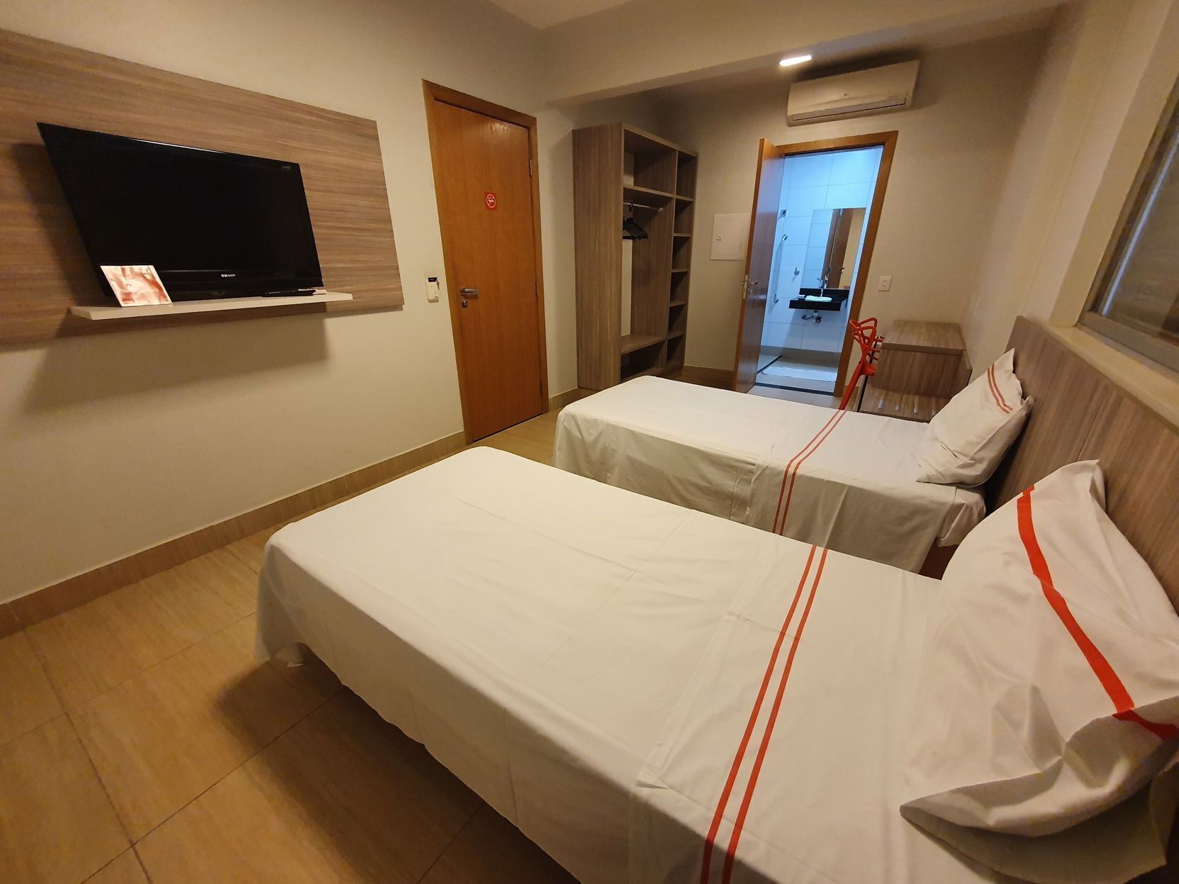 Desk, travel cot, free WiFi, bed sheets