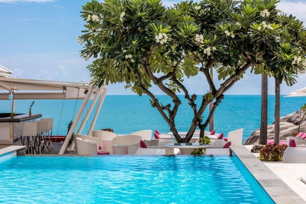 Piscine extérieure, chaises longues