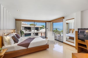 Ropa de cama de alta calidad y caja de seguridad en la habitación 