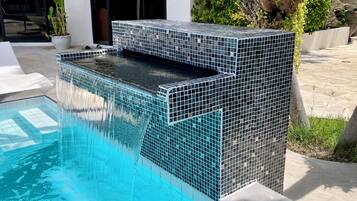 Kolam renang outdoor, dengan kursi berjemur