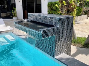 Outdoor pool, sun loungers - Beluga Boutique Hotel (Koh Samui)