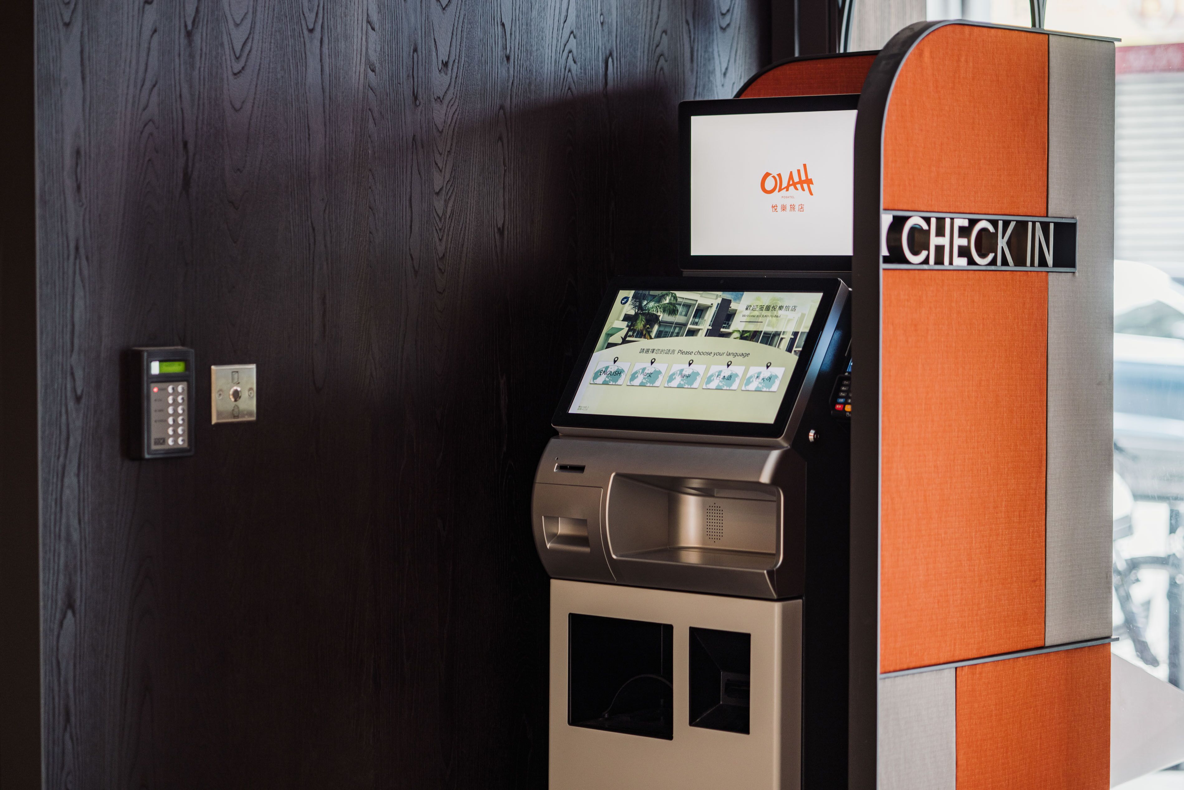Un kiosque d’enregistrement en libre-service doté d’un écran numérique, d’un clavier et d’un lecteur de cartes.
