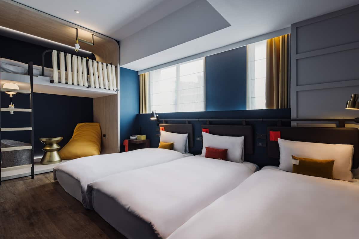 Premium bedding, down comforters, in-room safe, individually decorated