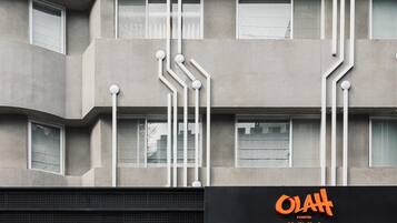 Un edificio moderno con fachada negra y roja, que presenta un cartel llamativo con caracteres chinos.
