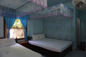 Standard Room | In-room safe, bed sheets - Homestay Bai Huong (Da Nang)