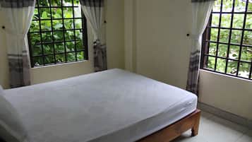 Standard Room | In-room safe, bed sheets