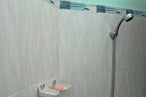 Standard Room | In-room safe, bed sheets - Homestay Bai Huong (Da Nang)