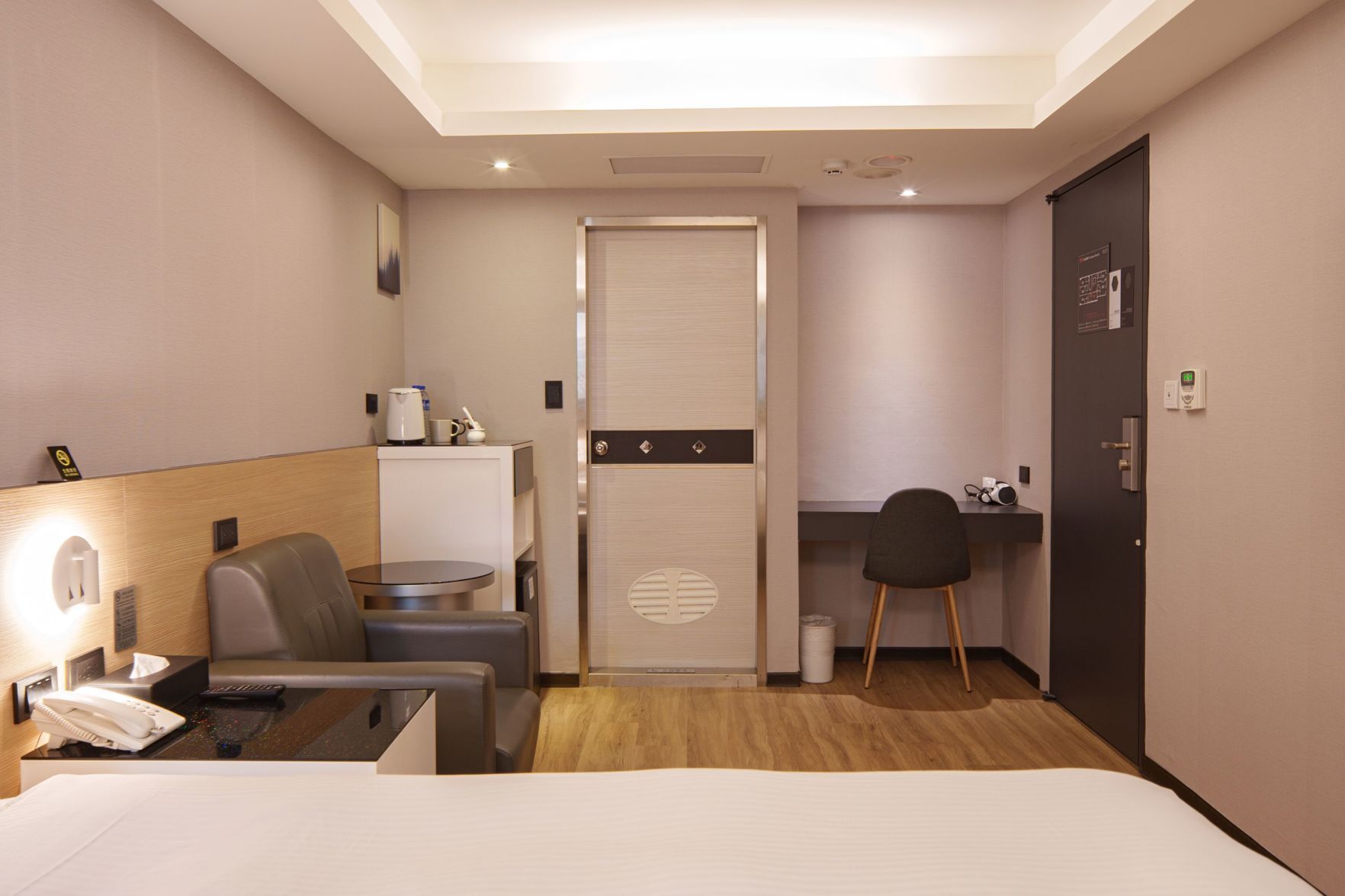 Minibar gratis, brankas, didekorasi berbeda-beda, dan meja kerja